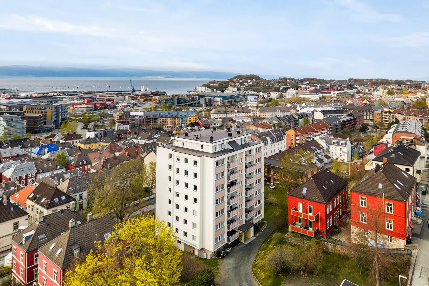 Innholdsrik & moderne 3-roms hjørneleilighet, i høy 1. etasje. Bad og kjøkken fra 2016. Balkong. Peis. Nært "alt". photo 3