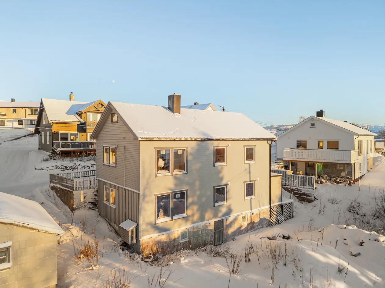 Enebolig i Lødingen med oppussingsbehov | 2 bad og 2 stuer | Garasje | God beliggenhet - utsikt, rolig og nært sentrum! photo 2