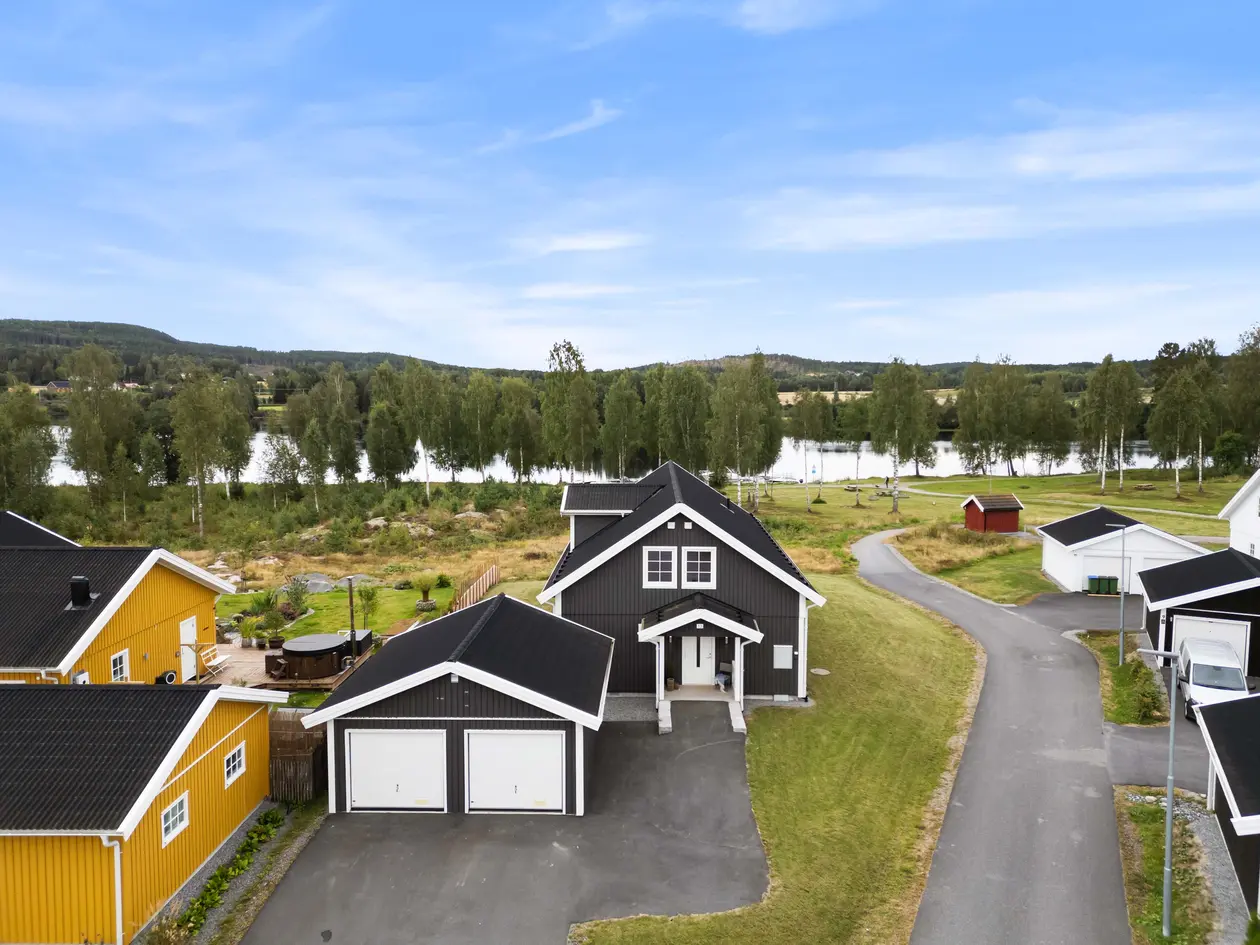 Flott enebolig med gavlbalkong på Bjertnestunet – nederste rekke mot elva, utsikt, 2 soverom og uinnredet loft photo 2