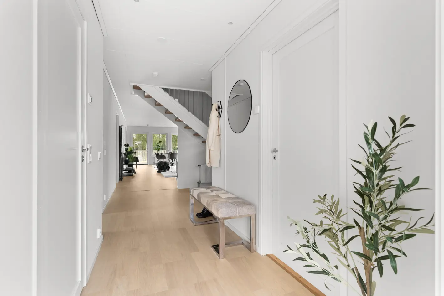 Flott enebolig med gavlbalkong på Bjertnestunet – nederste rekke mot elva, utsikt, 2 soverom og uinnredet loft photo 4