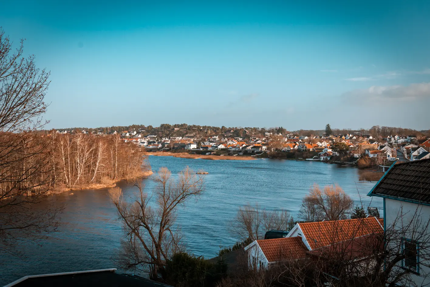 Hel tomannsbolig, oppgradert i nyere tid med nydelig utsikt. Bo å leie ut eller leie ut hele. Uthus i fin stil. photo 2