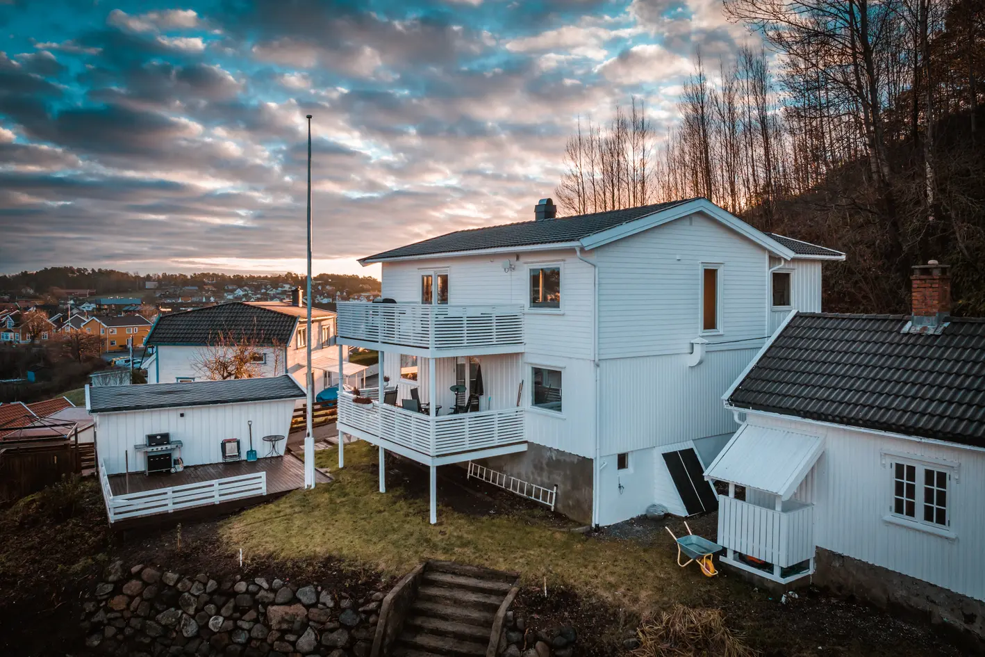 Hel tomannsbolig, oppgradert i nyere tid med nydelig utsikt. Bo å leie ut eller leie ut hele. Uthus i fin stil., larvik