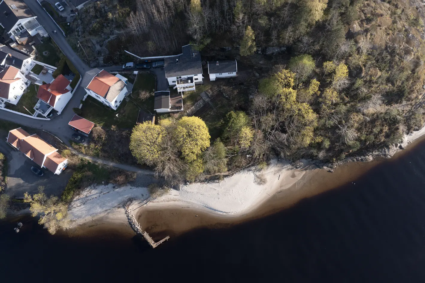 Hel tomannsbolig, oppgradert i nyere tid med nydelig utsikt. Bo å leie ut eller leie ut hele. Uthus i fin stil. photo 4