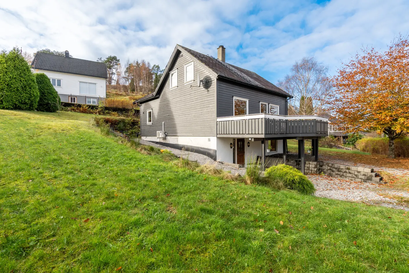 Tiltalende familiebolig over tre plan med stort potensiale -Skjermet uteområde og utsikt - Gangavstand photo 4