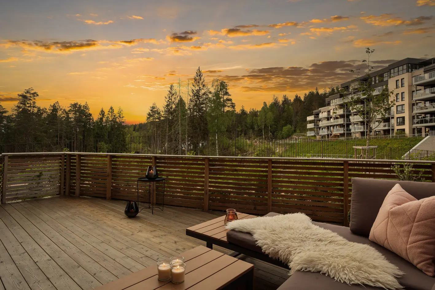 Moderne og nyere 3-roms leilighet med delikate materialvalg og stor markterrasse mot grøntarealer. Garasje m/elbillader., lørenskog