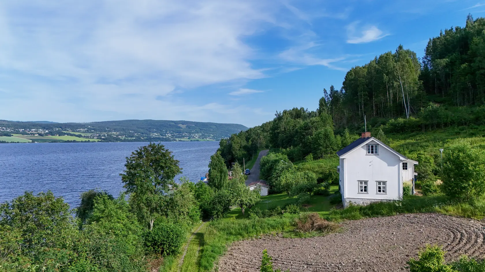 Unikt landsted ved Randsfjorden med egen strandlinje | 18 daa | Kun ca. 2 timer fra Oslo, vestsida