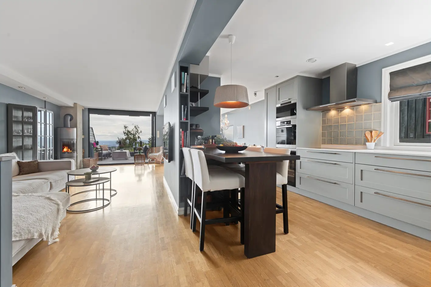 Innholdsrik familiebolig med fantastisk utsikt| Hybel | Solrike uteplasser | Dobbel garasje med EL photo 5