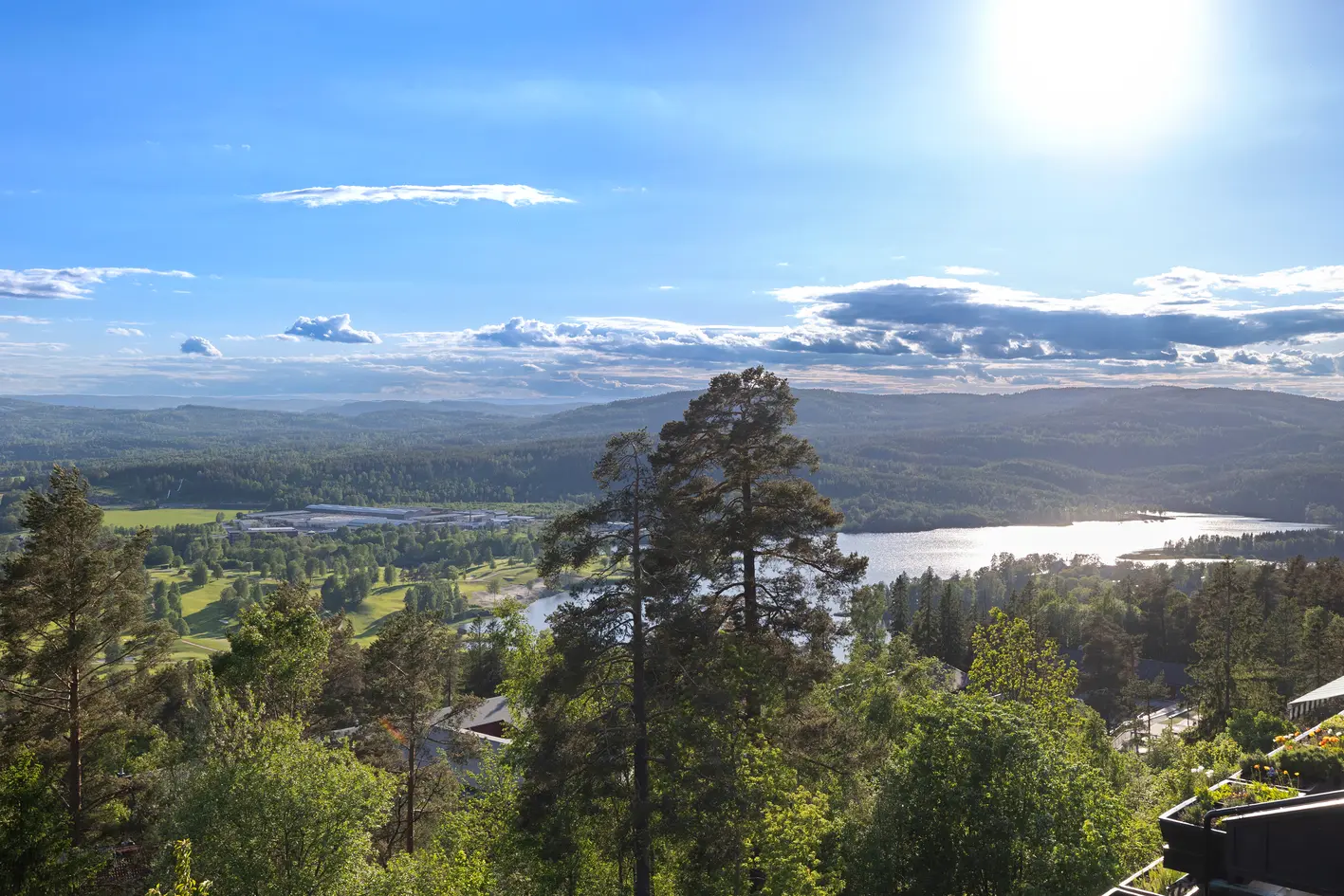 Innholdsrik familiebolig med fantastisk utsikt| Hybel | Solrike uteplasser | Dobbel garasje med EL