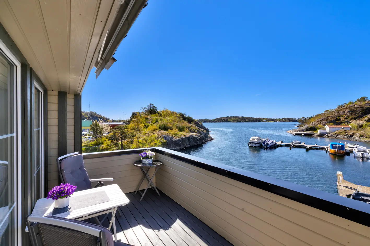 Lekker 3-roms front- hjørne leilighet i 2. etasje med heis, garasjeplass og bryggekanten som nærmeste nabo., grimstad
