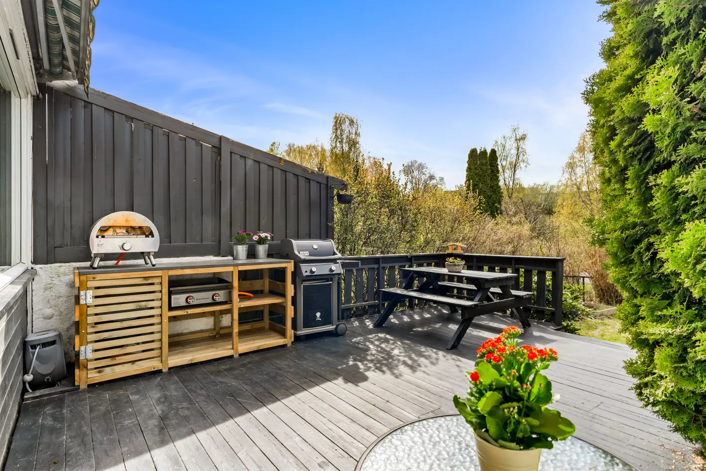 Familievennlig rekkehus over 3 plan med terrasse og hagedel| Garasje | Mulighet for 4 soverom | Sentralt på Høybråten, oslo