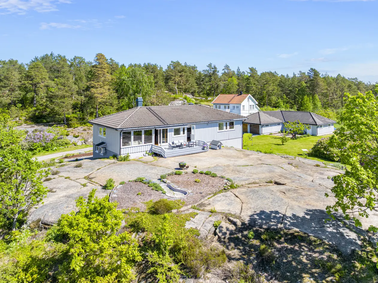 Innholdsrik enebolig på stor eiertomt | Gode solforhold | 3 sov, 2 stuer, 2 bad, badstue | Stor garasje m/ verksted