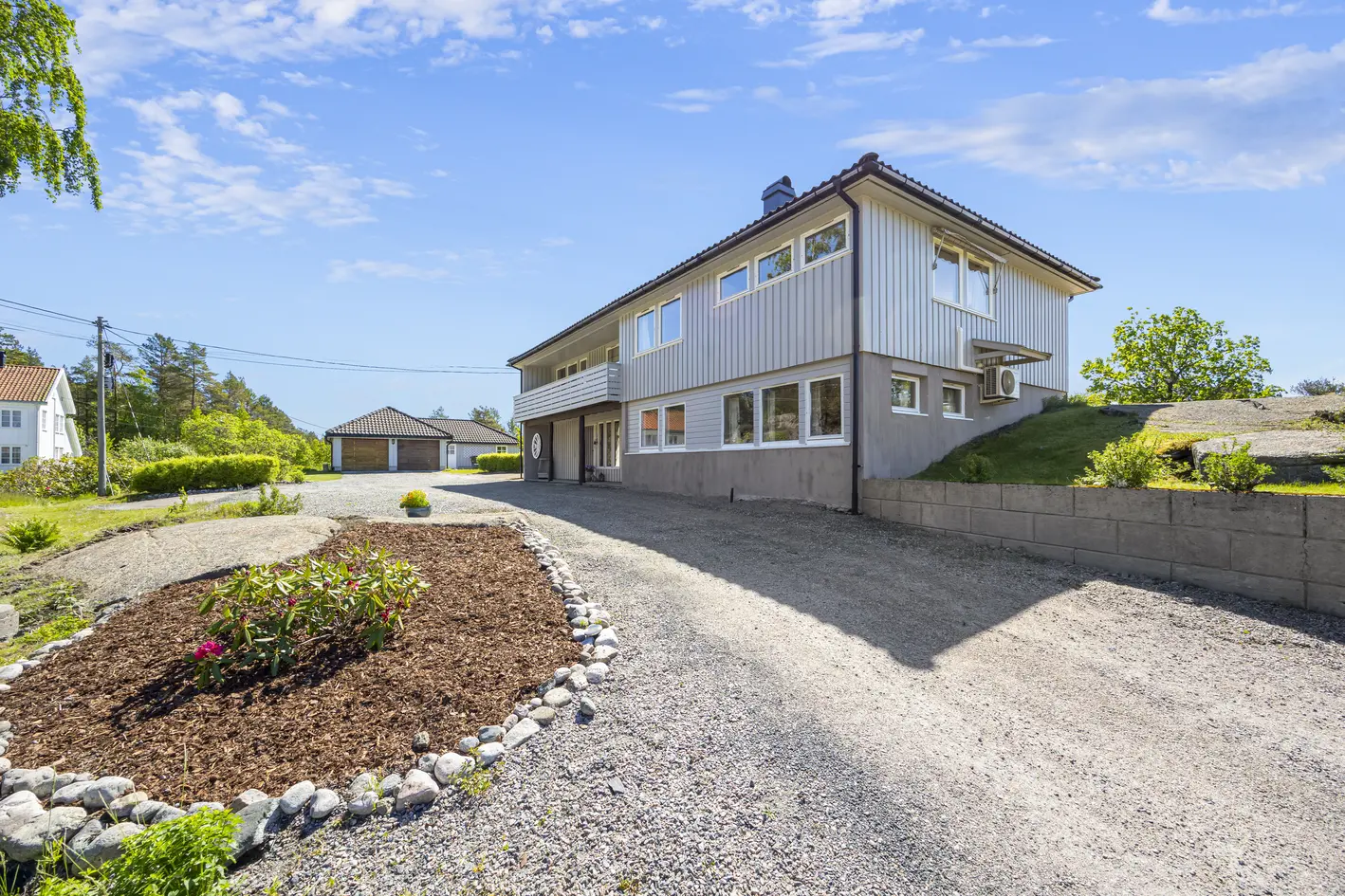 Innholdsrik enebolig på stor eiertomt | Gode solforhold | 3 sov, 2 stuer, 2 bad, badstue | Stor garasje m/ verksted photo 2