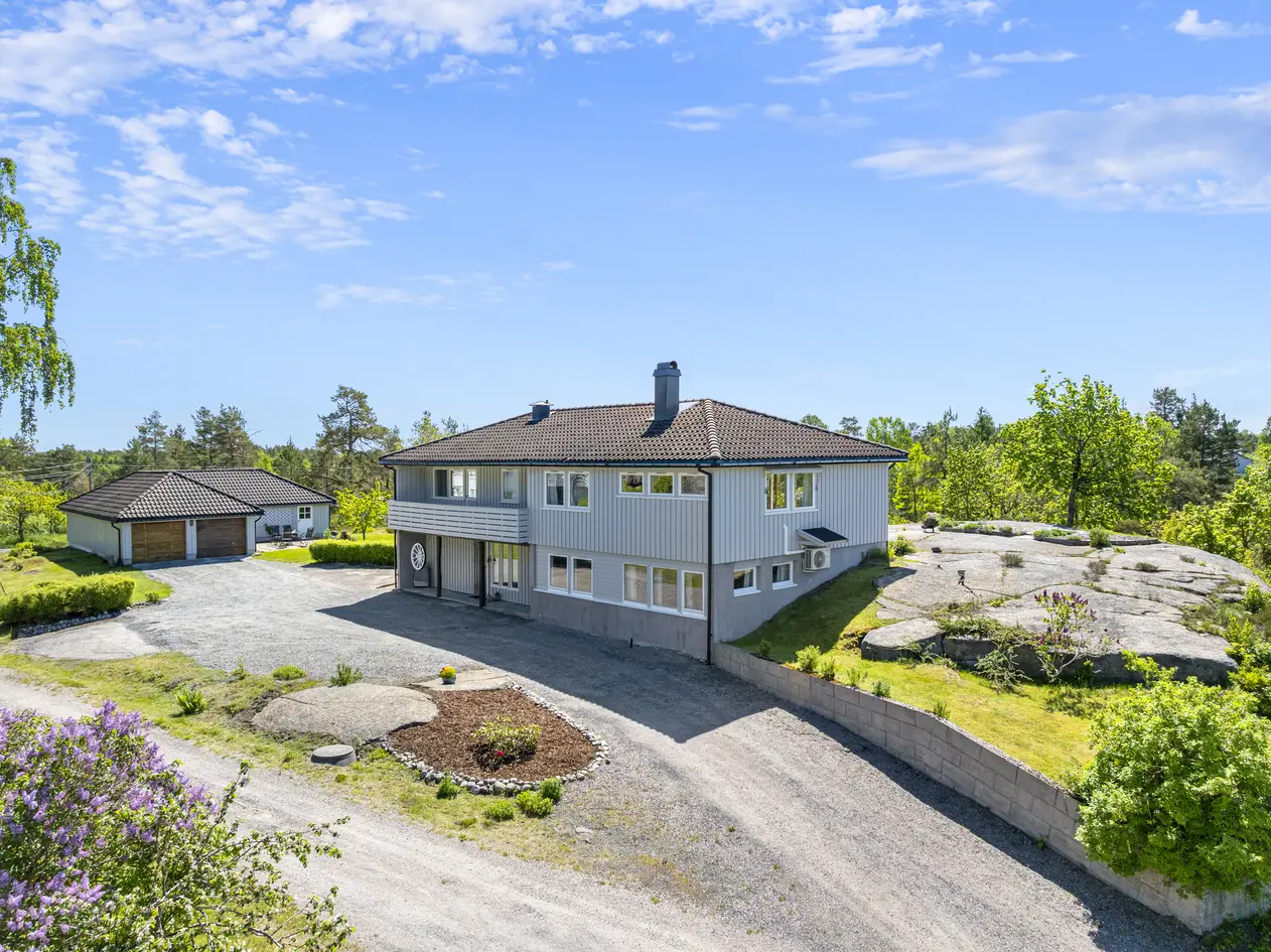 Innholdsrik enebolig på stor eiertomt | Gode solforhold | 3 sov, 2 stuer, 2 bad, badstue | Stor garasje m/ verksted photo 3