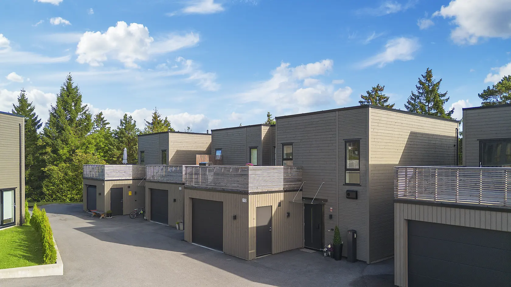 Nyere, meget tiltalende enebolig i rekke – 4 rom, 2 stuer, 2 bad, 2 walk in closets – solrikt og garasje med elbillader. photo 4