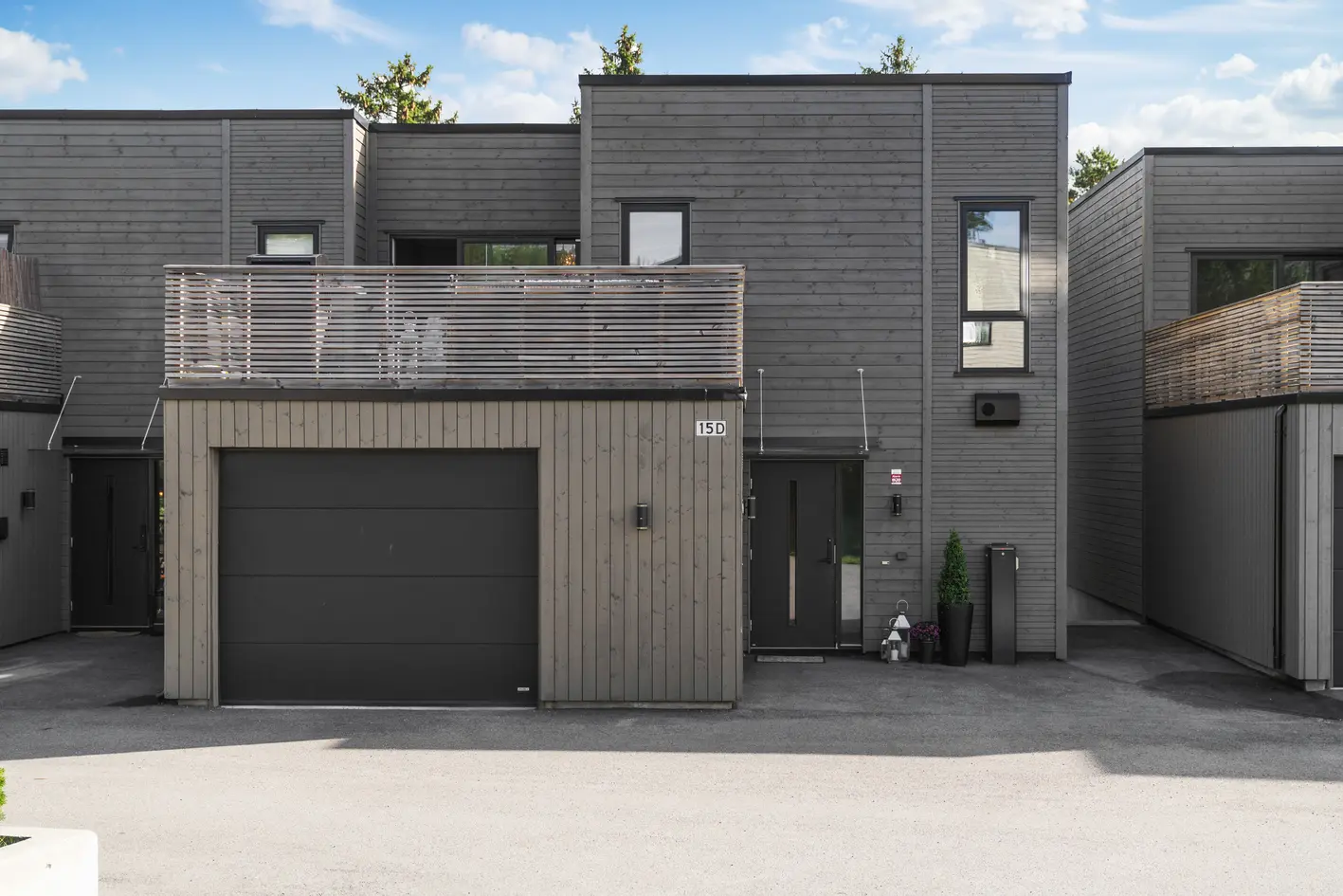 Nyere, meget tiltalende enebolig i rekke – 4 rom, 2 stuer, 2 bad, 2 walk in closets – solrikt og garasje med elbillader. photo 3
