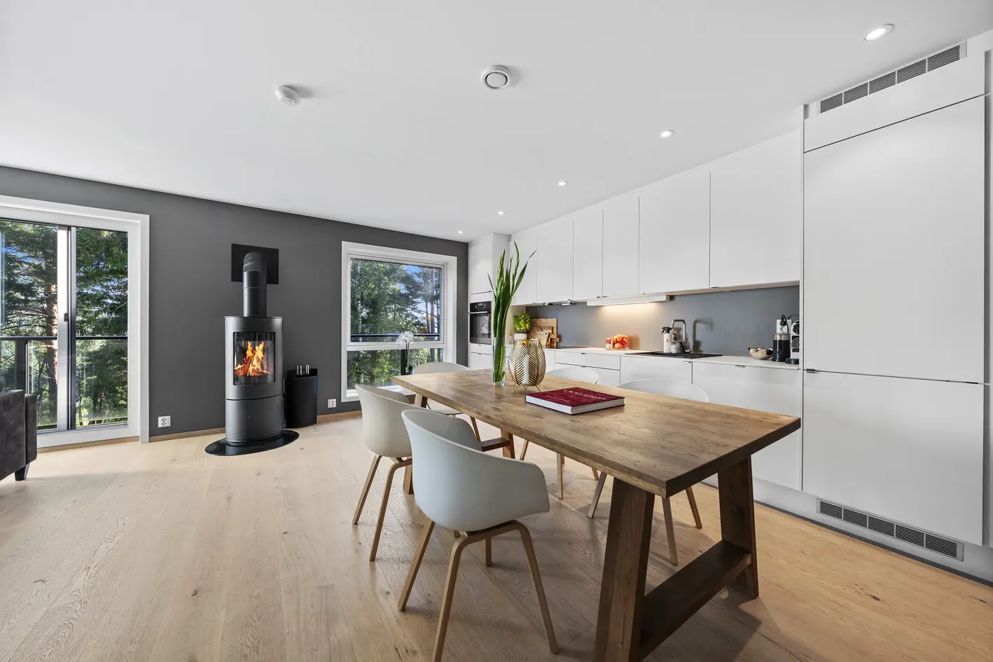 Nyere, meget tiltalende enebolig i rekke – 4 rom, 2 stuer, 2 bad, 2 walk in closets – solrikt og garasje med elbillader. photo 2