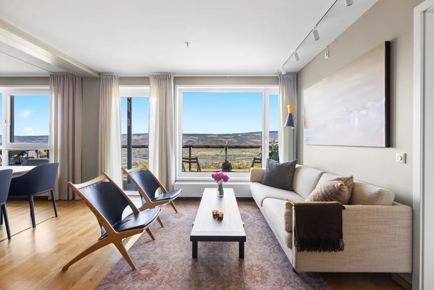 Moderne 4-roms toppleilighet | Fantastiske sol - og utsiktsforhold | 2 bad | Garasjeplass med elbillader| Nær marka photo 4