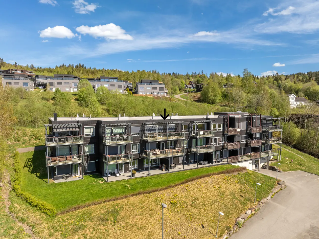 Moderne 4-roms toppleilighet | Fantastiske sol - og utsiktsforhold | 2 bad | Garasjeplass med elbillader| Nær marka