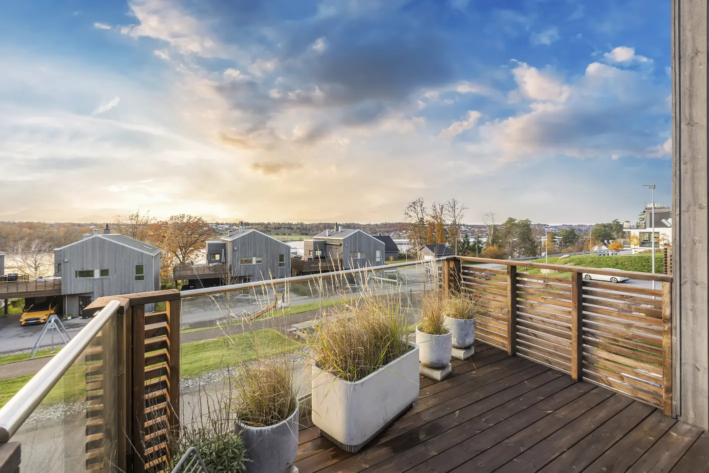 Innholdsrik og moderne (ende)enebolig i rekke fra 2020 | flott sjøutsikt og supre solforhold | carport m/lader | sjønært photo 2