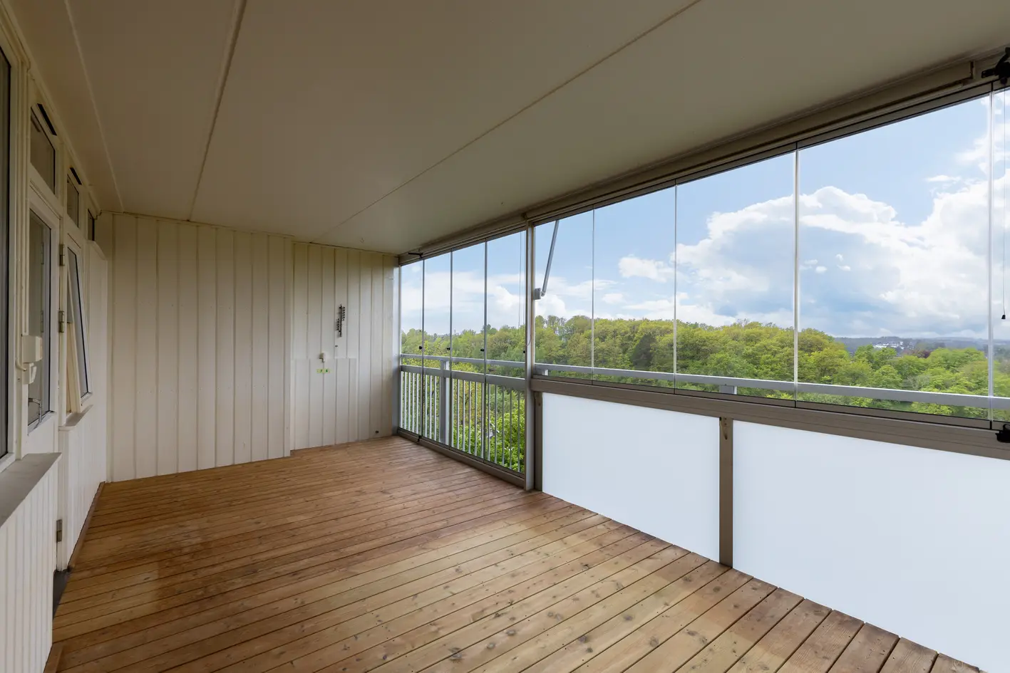 2-roms andelsleilighet - Oppussingsobjekt - Innglasset veranda på 18m² - Usjenert beliggenhet med grønt utsyn - Sentralt - Bilde 2