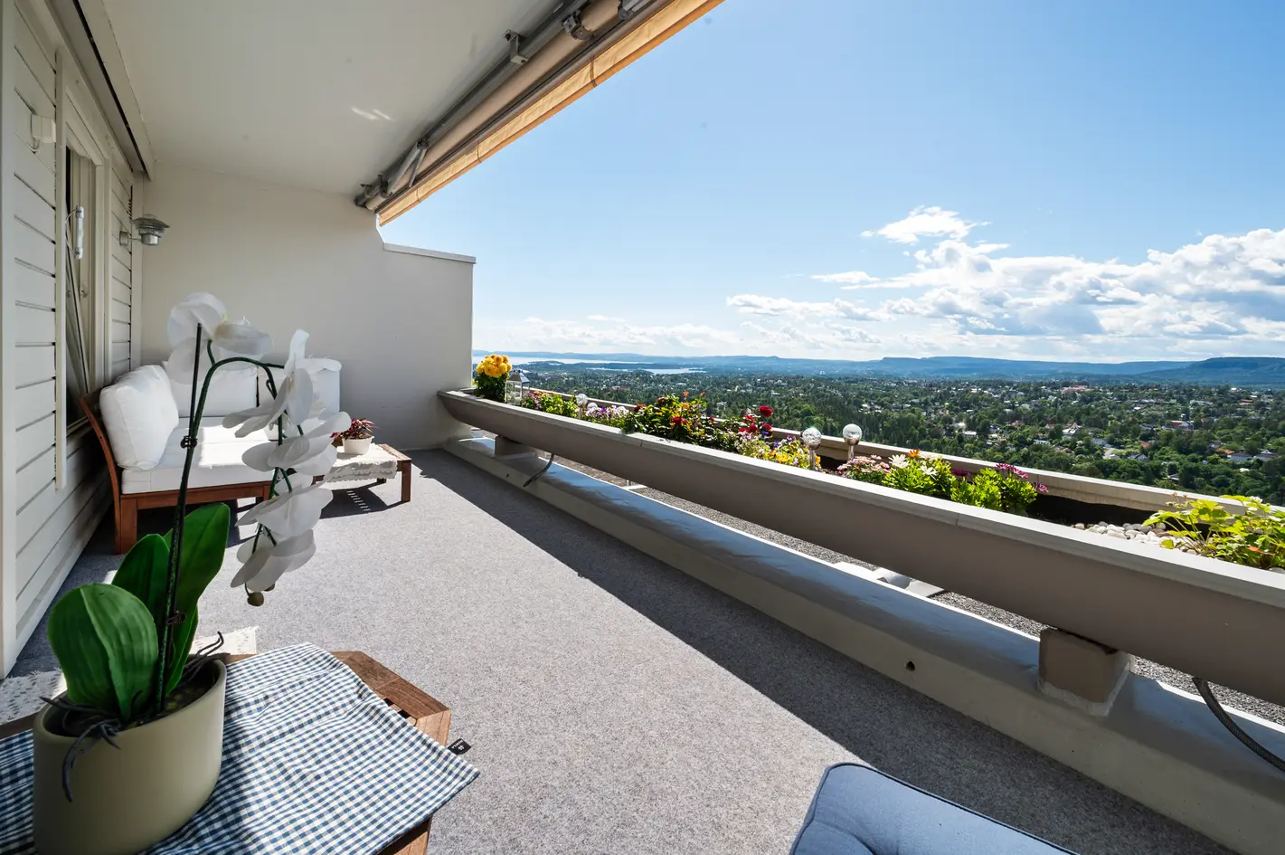 Lys og familievennlig 3-roms (oppr 4-roms) terrasseleilighet | Garasjeplass | Fantastisk utsikt | 2 terrasser photo 5