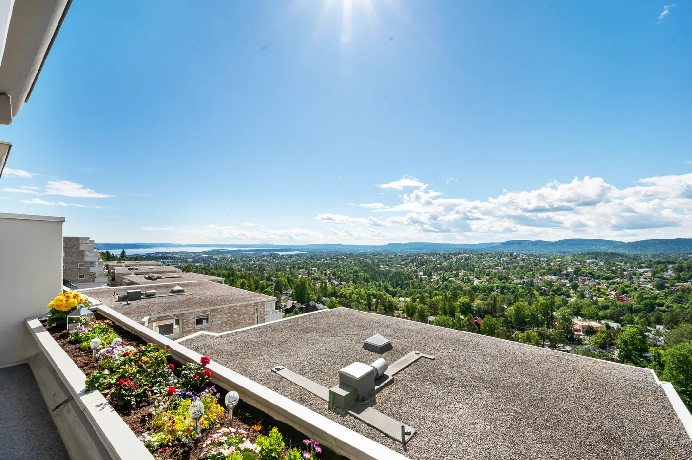 Lys og familievennlig 3-roms (oppr 4-roms) terrasseleilighet | Garasjeplass | Fantastisk utsikt | 2 terrasser photo 4
