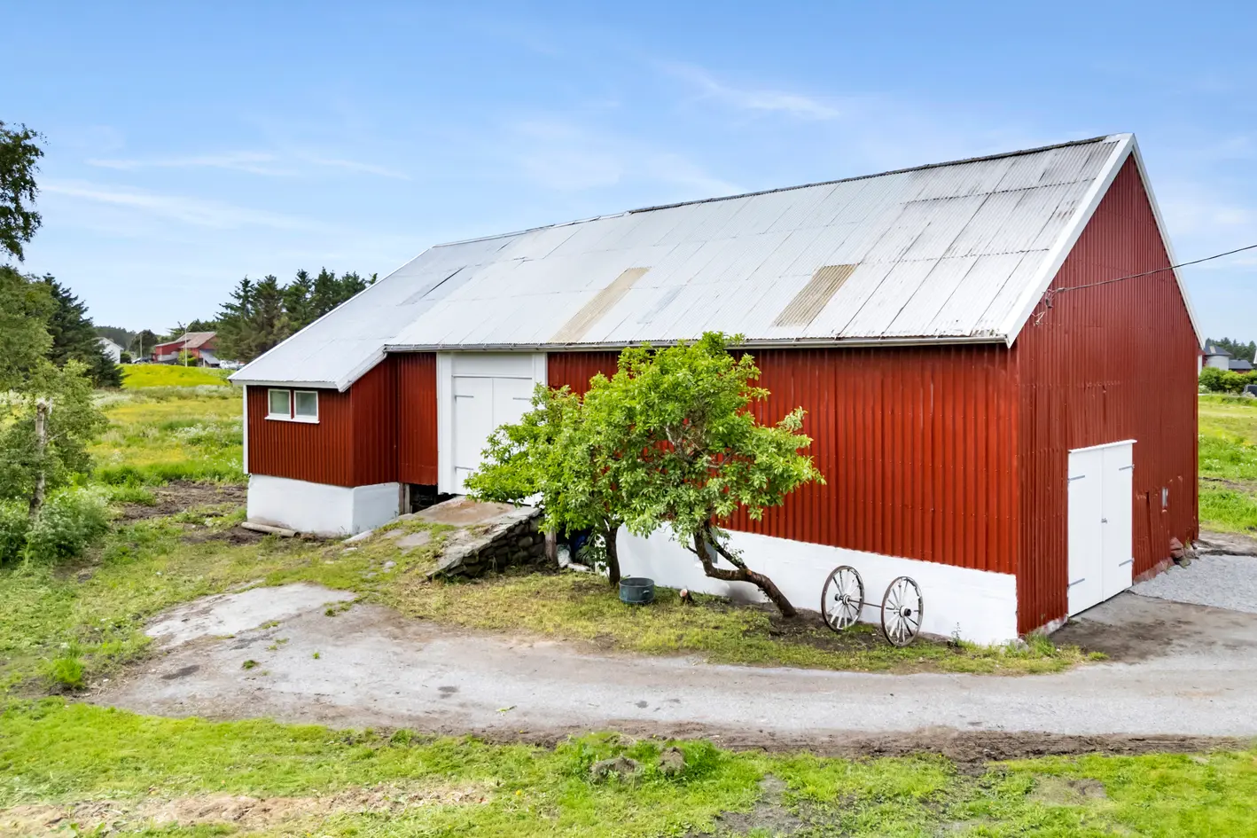 Innholdsrik enebolig og løe på stor tomt i landlige omgivelser. Gode solforhold og fin utsikt. Renovering må påregnes. photo 5