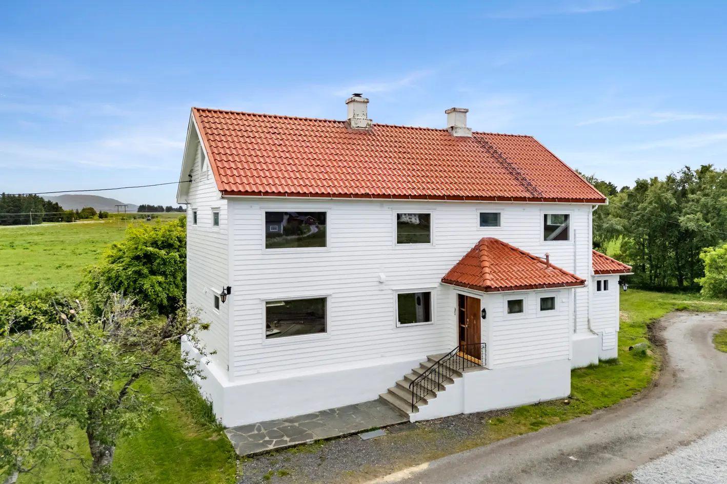 Innholdsrik enebolig og løe på stor tomt i landlige omgivelser. Gode solforhold og fin utsikt. Renovering må påregnes. photo 2