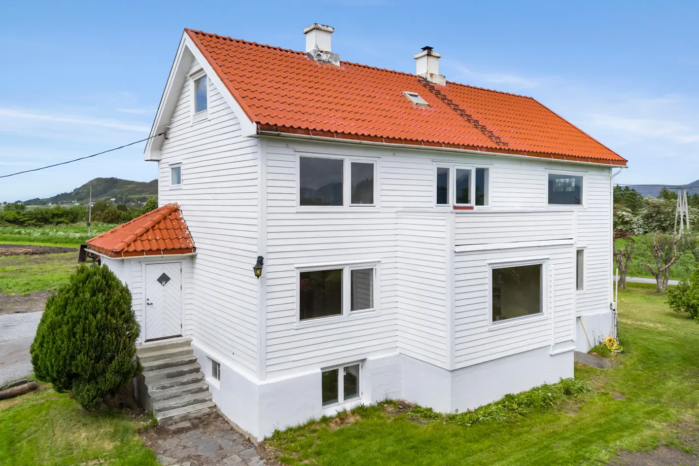Innholdsrik enebolig og løe på stor tomt i landlige omgivelser. Gode solforhold og fin utsikt. Renovering må påregnes. photo 3