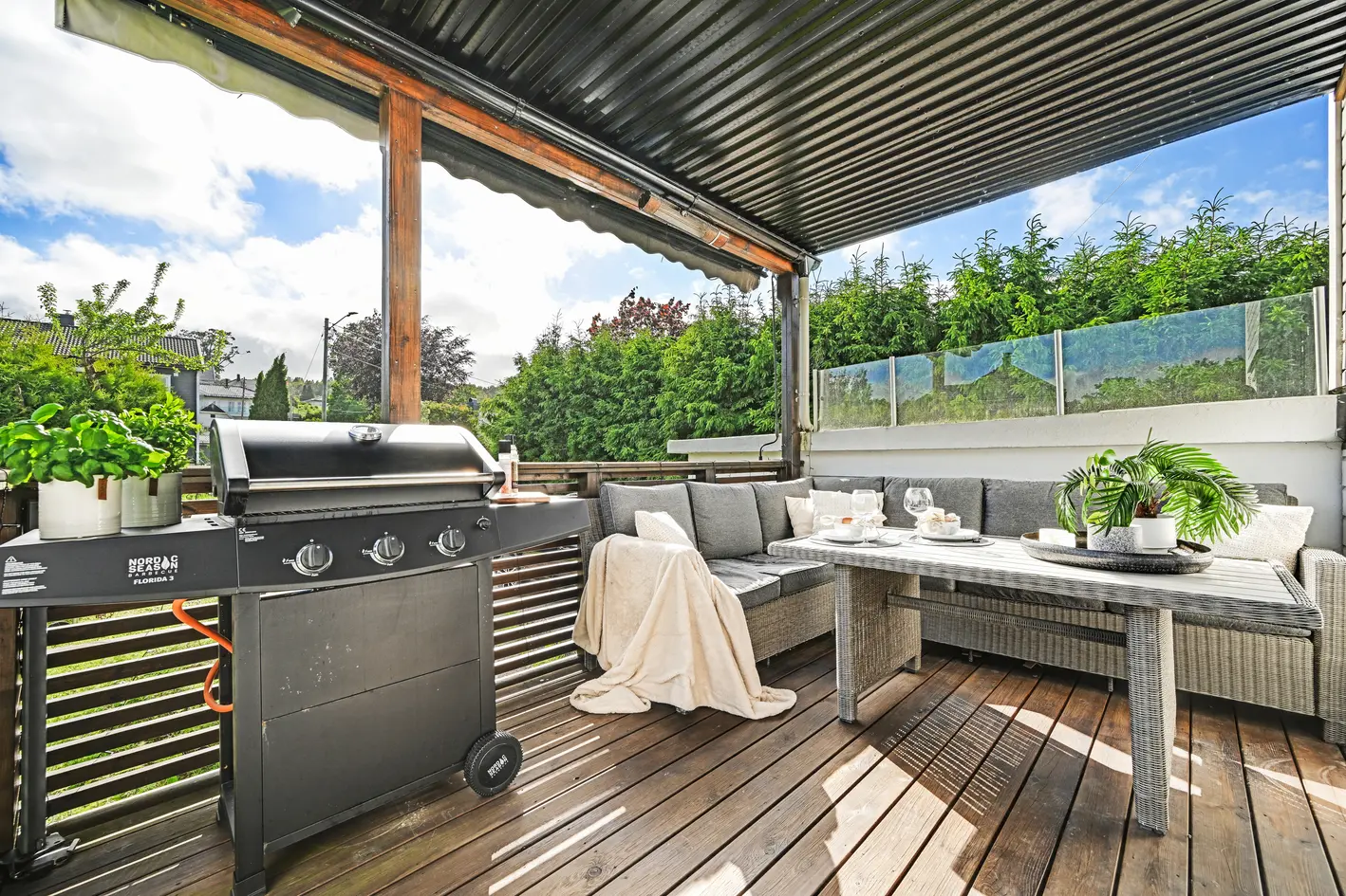 Lys og trivelig 2-roms selveier med lave felleskostnader | Terrasse og gode solforhold | Park. m/lader - View 2