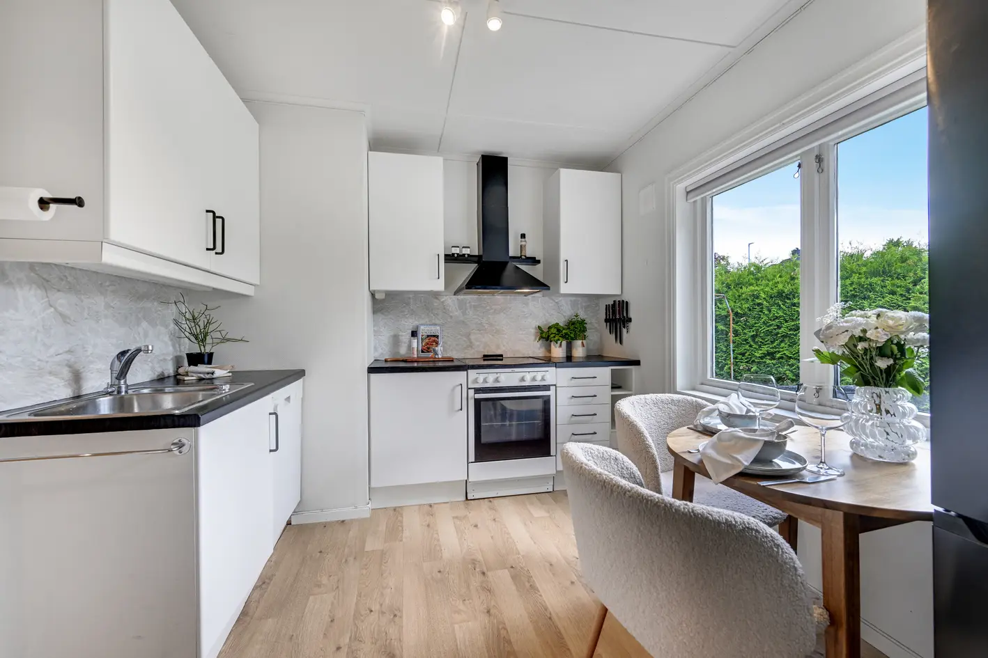 Lys og trivelig 2-roms selveier med lave felleskostnader | Terrasse og gode solforhold | Park. m/lader - More