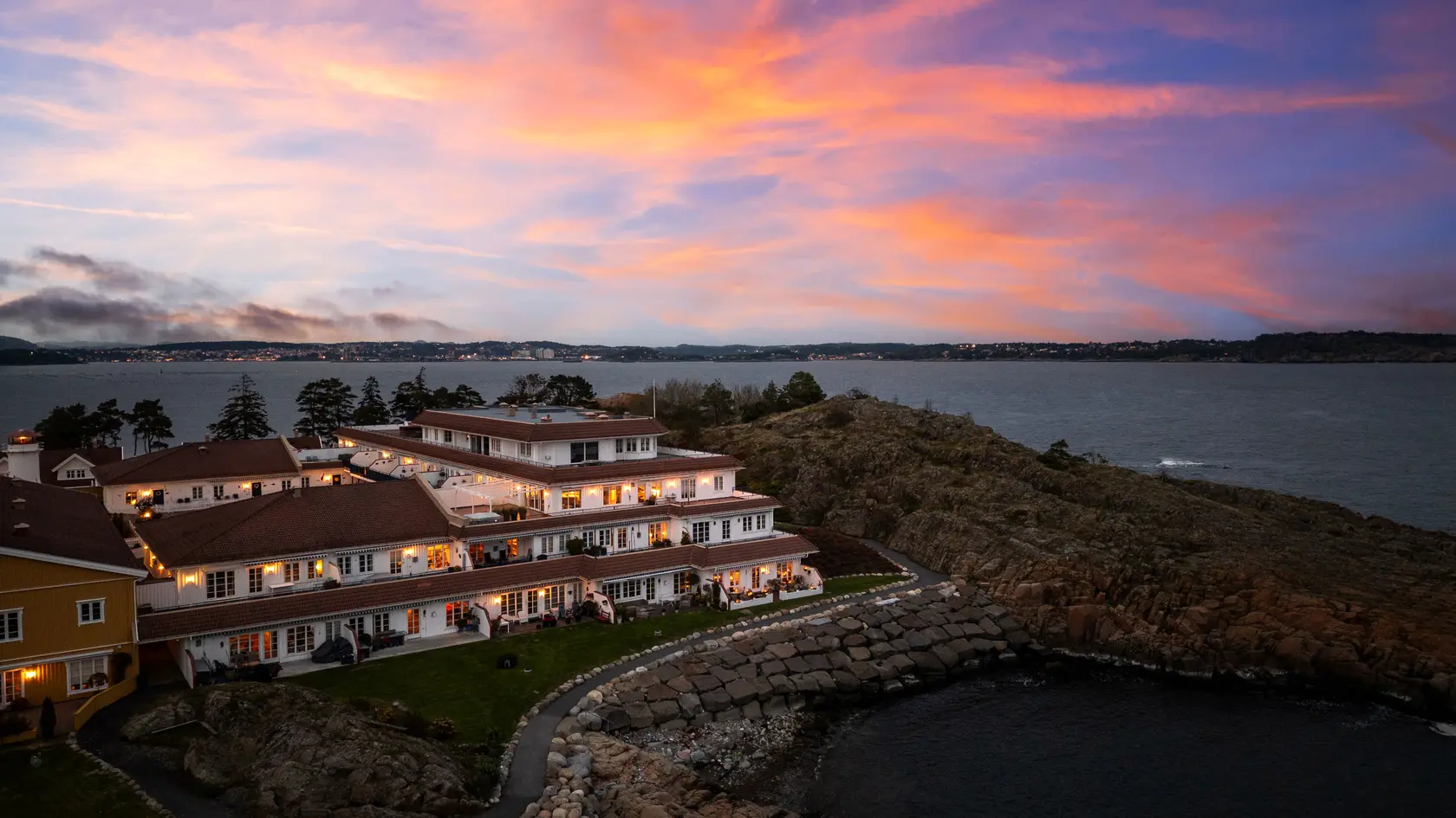 Stavern  - Risøya -Ny pris!  Stor, flott selveier med unik beliggenhet helt ute  i havgapet.  2 parkeringsplasser. photo 4
