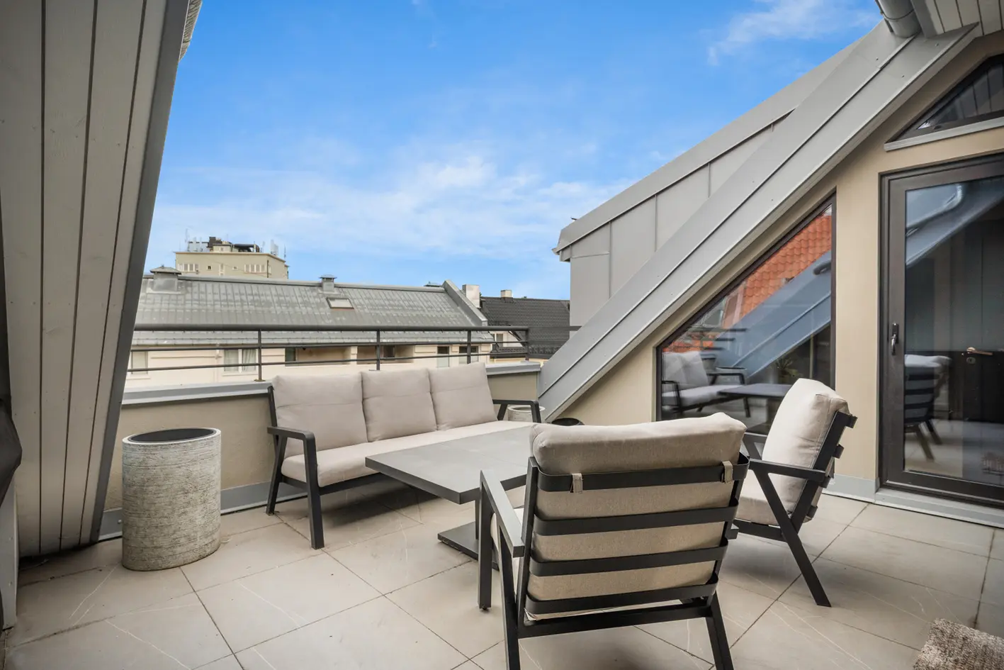 Toppleilighet med 218 kvm i gulvareal. Takterrasse, heis, 3 soverom og 3 bad. Eksklusiv standard. Garasjeplass* photo 3
