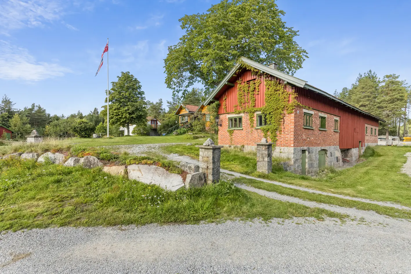 Usjenert, idyllisk eiendom bestående av to bolighus og diverse bygg med potensiell leieinntekt. Egner seg for 2 familier - Bilde 4