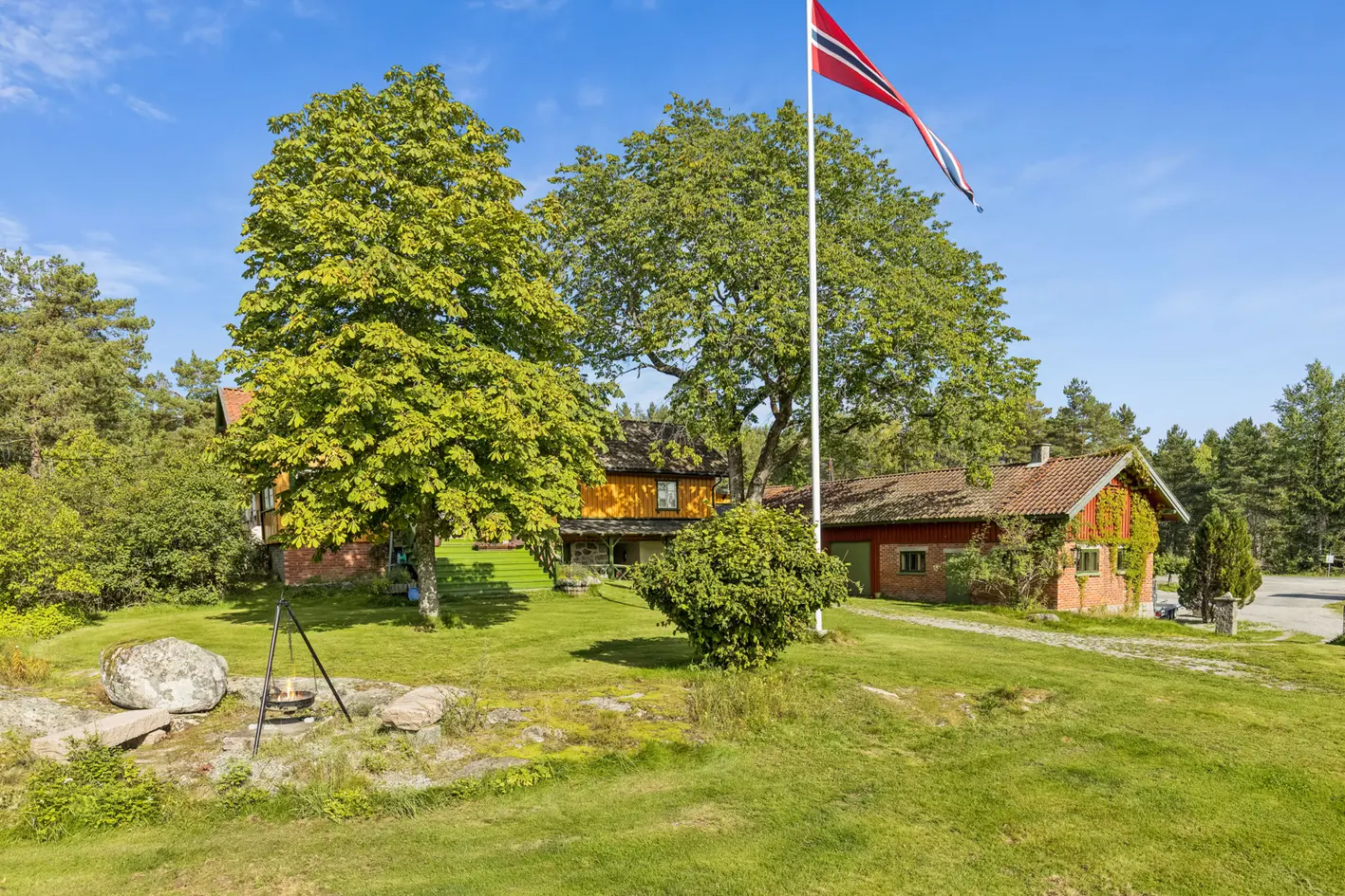 Usjenert, idyllisk eiendom bestående av to bolighus og diverse bygg med potensiell leieinntekt. Egner seg for 2 familier - Bilde 6