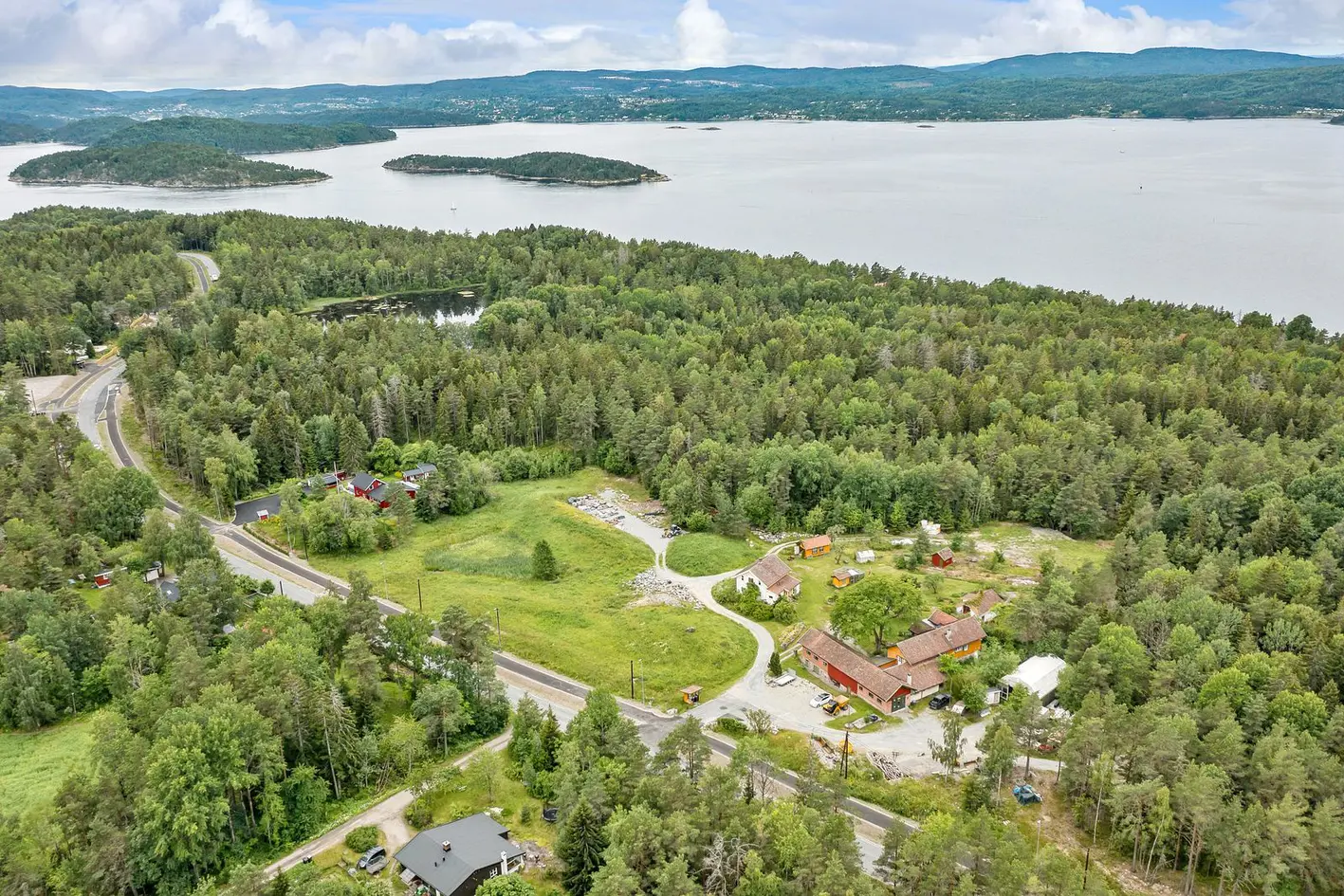 Usjenert, idyllisk eiendom bestående av to bolighus og diverse bygg med potensiell leieinntekt. Egner seg for 2 familier - Bilde 2