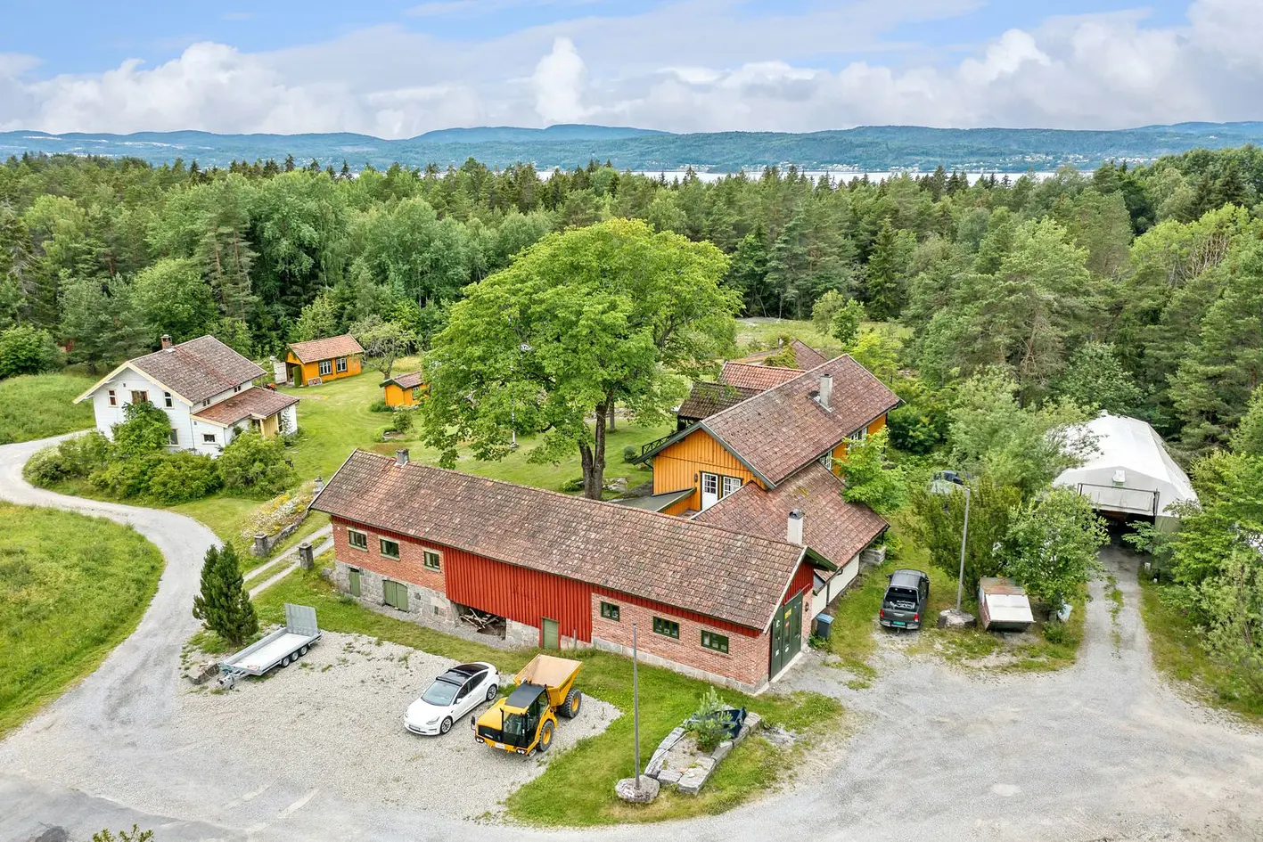 Usjenert, idyllisk eiendom bestående av to bolighus og diverse bygg med potensiell leieinntekt. Egner seg for 2 familier - Bilde 3