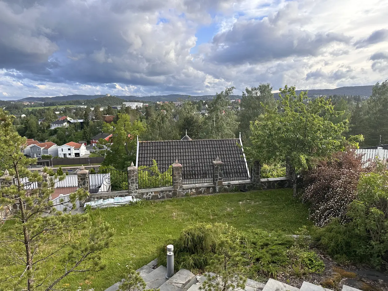 Stor, flott og klassisk villa på Fjellhamar | Mektig utsikt over Lørenskog | Gode solforhold | utleie photo 3