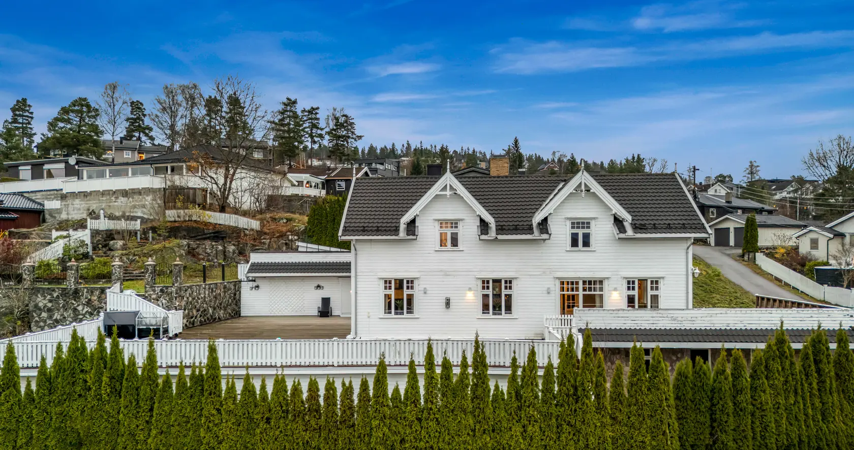 Stor, flott og klassisk villa på Fjellhamar | Mektig utsikt over Lørenskog | Gode solforhold | utleie photo 2
