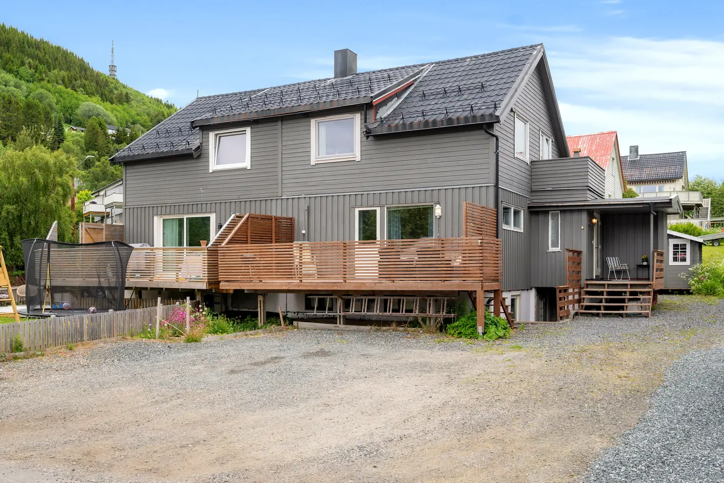 SAMA | Tiltalende halvpart av tomannsbolig | 2 bad, ett renovert 2020 | Flere oppgraderinger | Solrik veranda og balkong, harstad