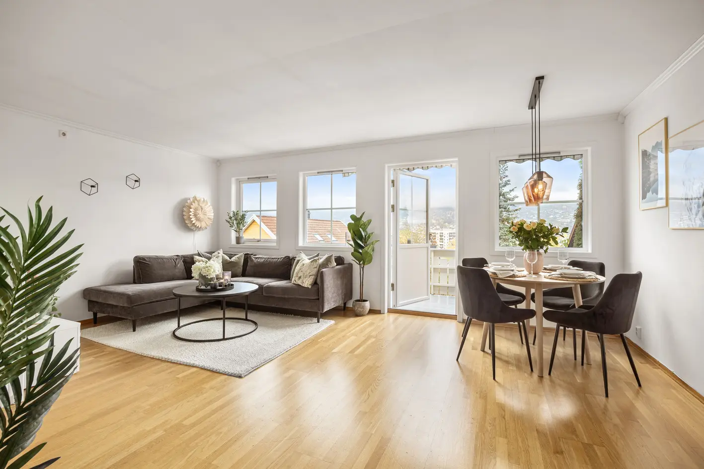 Rekkehus med praktisk planløsning - Utsikt - Carport m/lader - Bad + toalettrom - Sentralt og pendlervennlig