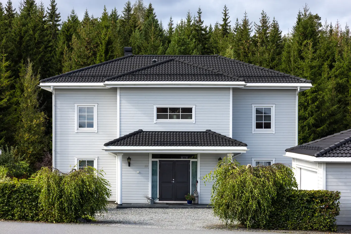 Tiltalende enebolig på 2 plan fra 2017 | Dobbeltgarasje | Terrasse & veranda | Barnevennlig område photo 3