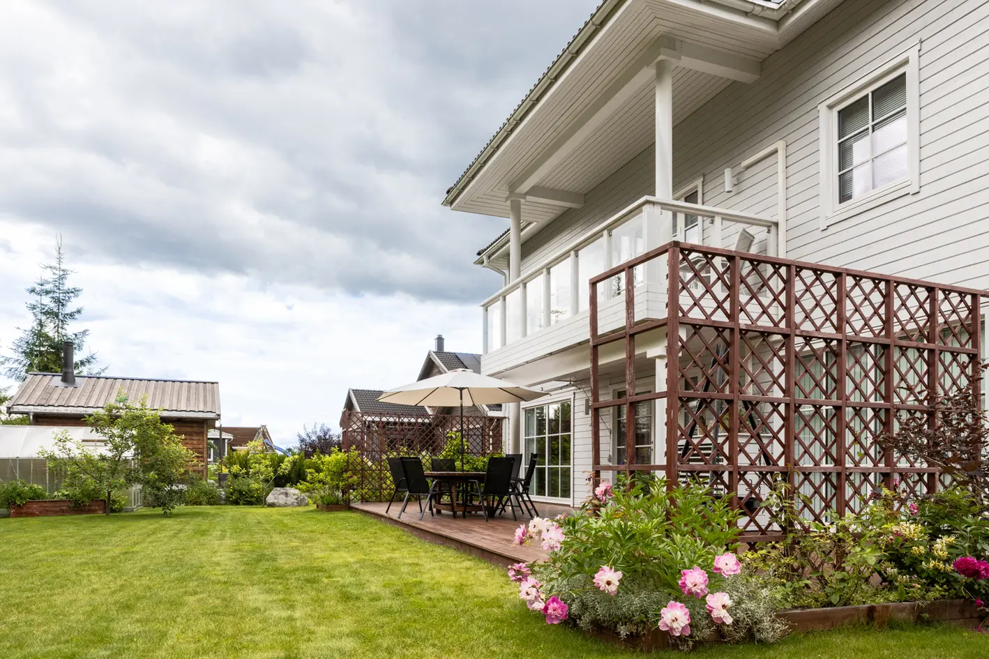 Tiltalende enebolig på 2 plan fra 2017 | Dobbeltgarasje | Terrasse & veranda | Barnevennlig område photo 2