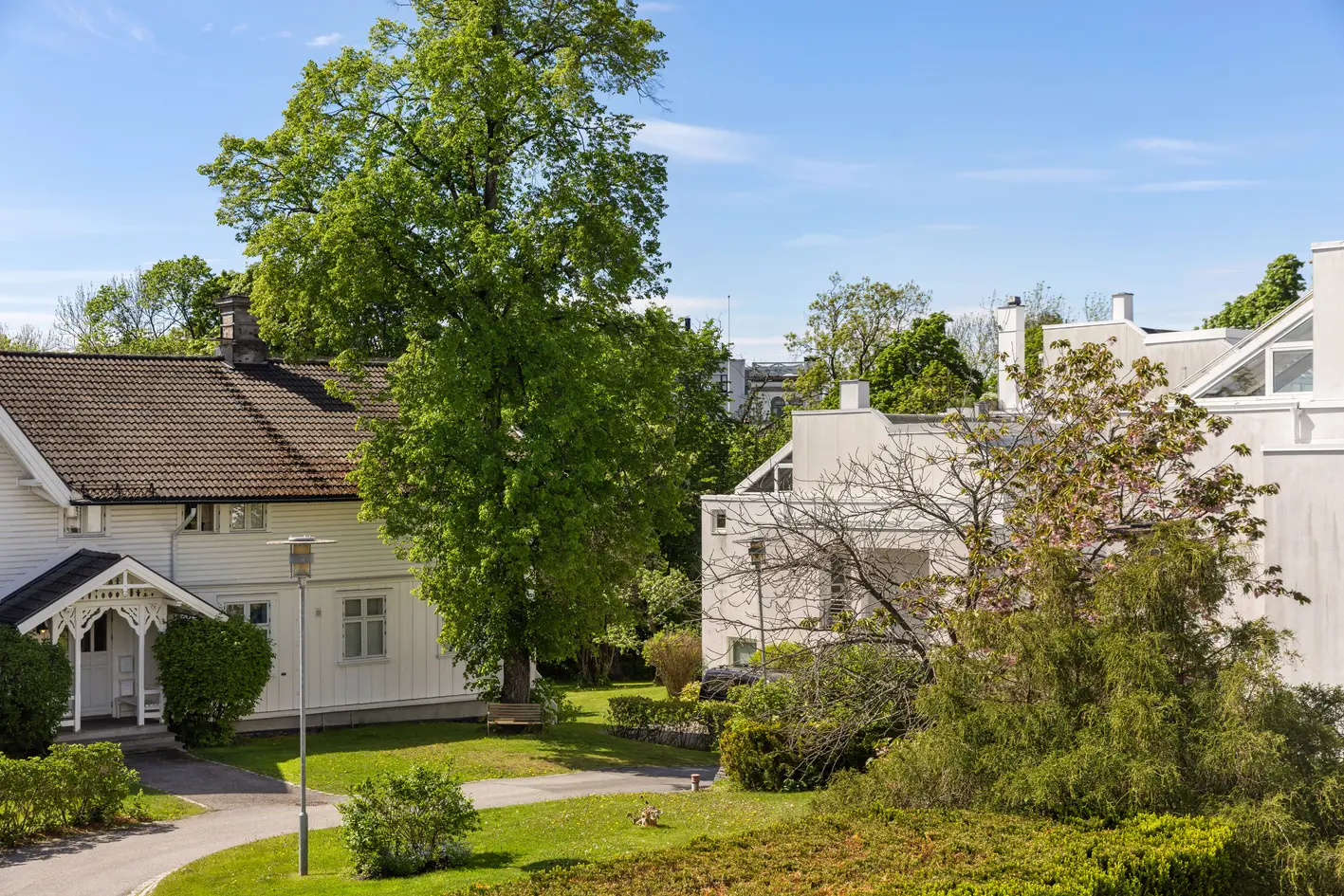 Lys, gjennomgående 3-roms med solrik balkong, flott utsyn, peis og parkering. God intern plassering. Oppusset i 2020. photo 4