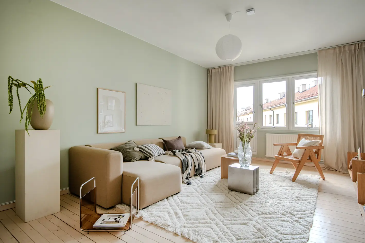 Solrik & romslig 2R | Heis | Brannbalkong | Originalt tregulv | VV & fyring inkl | Attraktiv beliggenhet, oslo