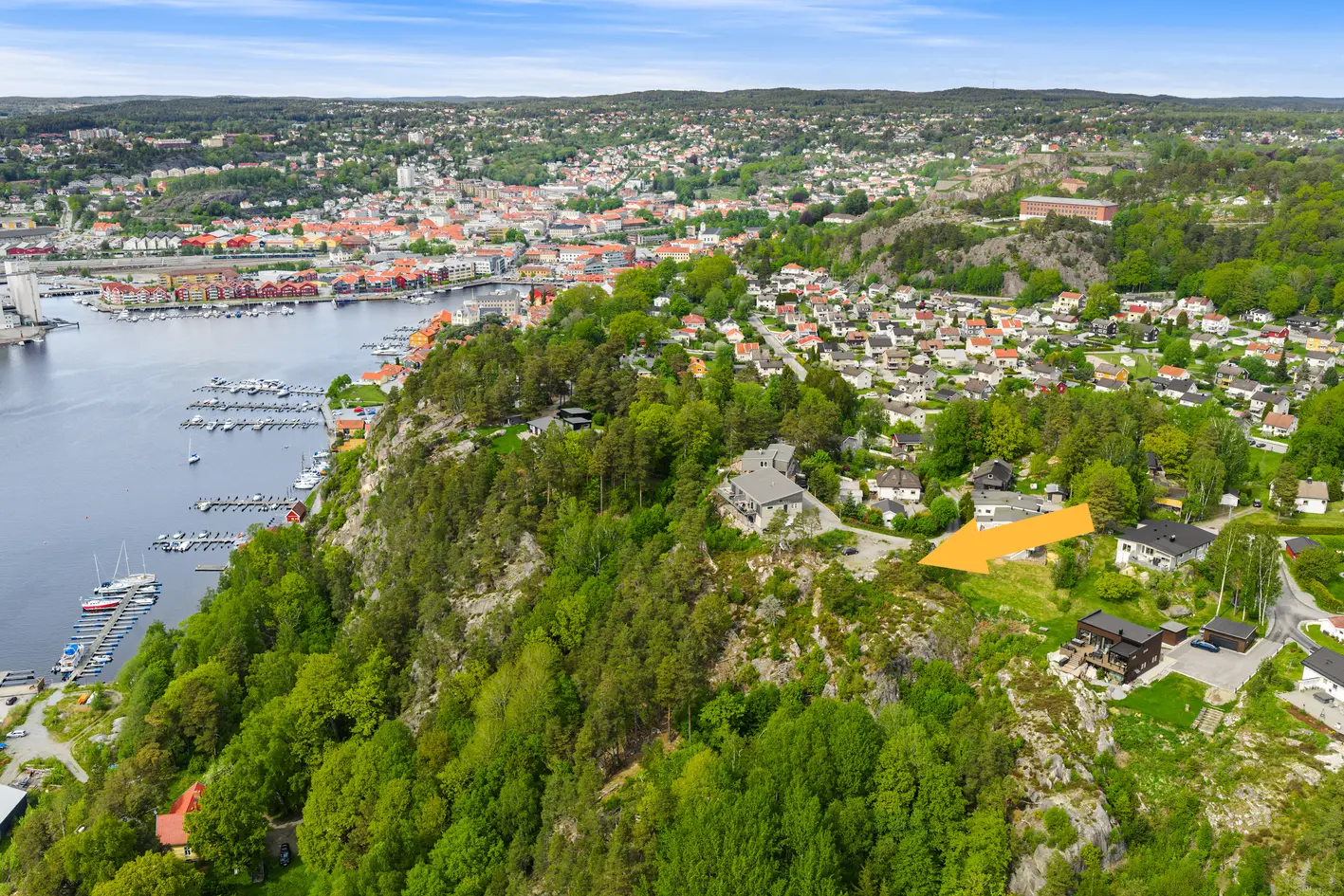 Rå utsiktstomt med unik beliggenhet - sjelden mulighet til å bygge drømmeboligen - blindvei og gangavstand til alt!