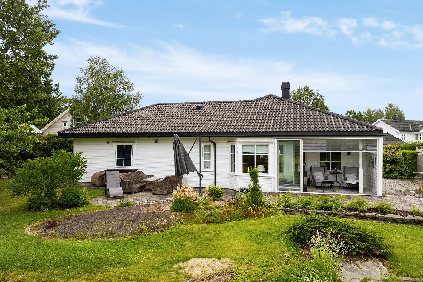 Enebolig på Sjuestokk med alt på ett plan, solrike uteområder og utsikt over golfbanen, melsomvik