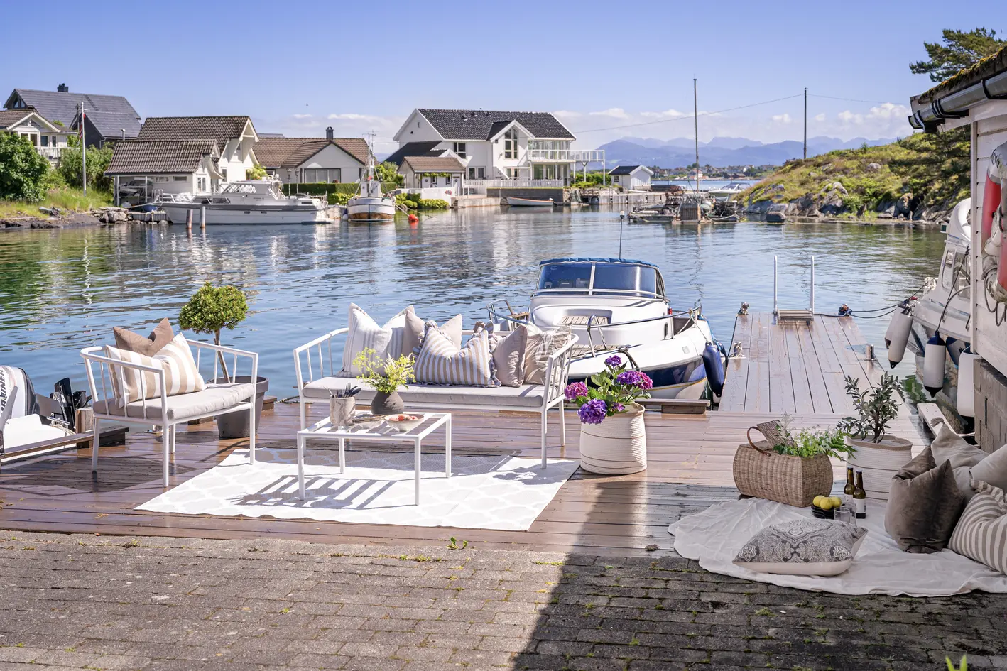 Fantastisk eiendom ved sjøen; egen brygge og slående panoramautsikt. Familiebolig med garasje og herlige uteplasser.  photo 5