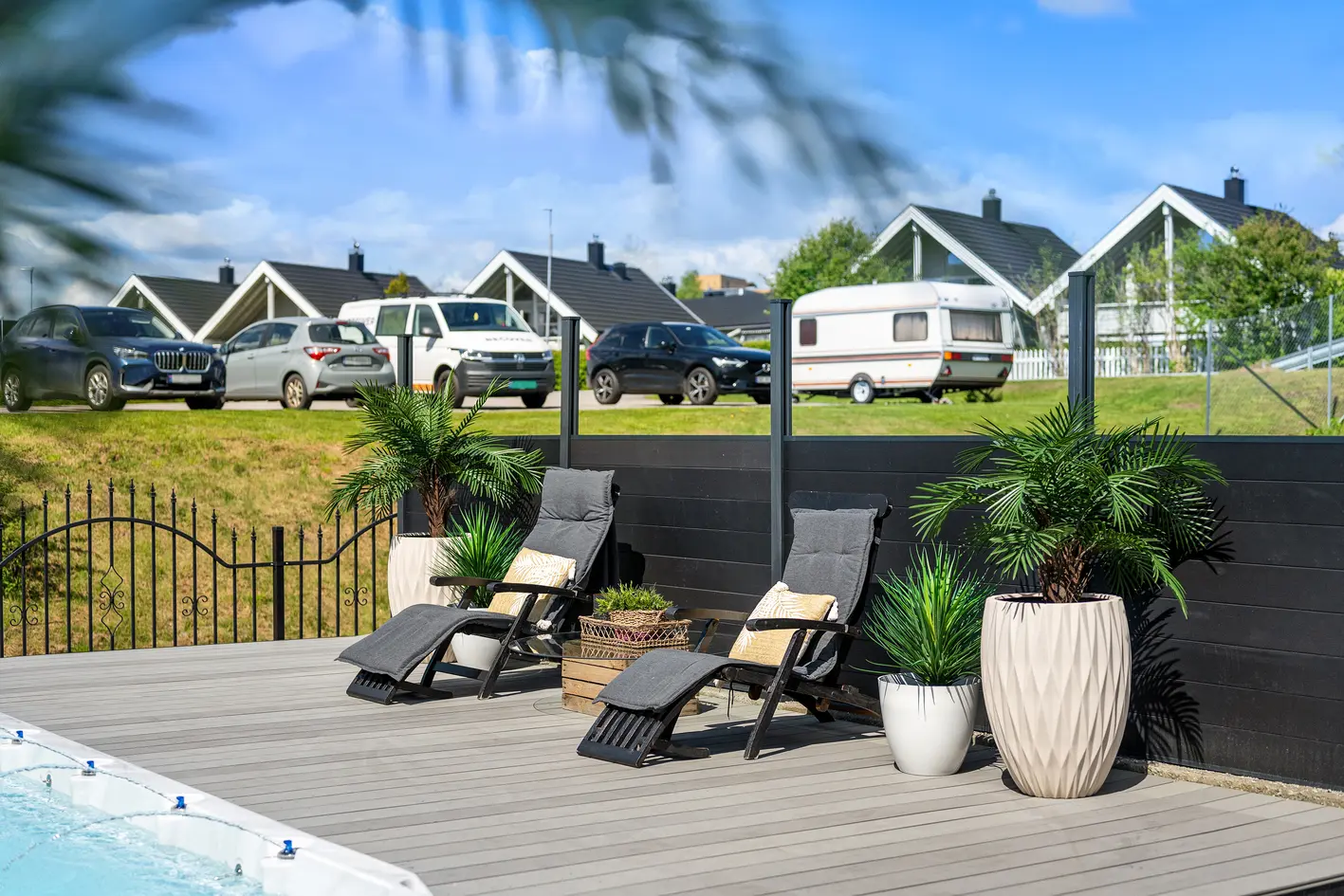 Moderne og innholdsrik enebolig. Påkostet 2019/20. 2 hybler. Basseng med jacuzzi. Solrik hage. Utekjøkken. Dobbelgarasje photo 3