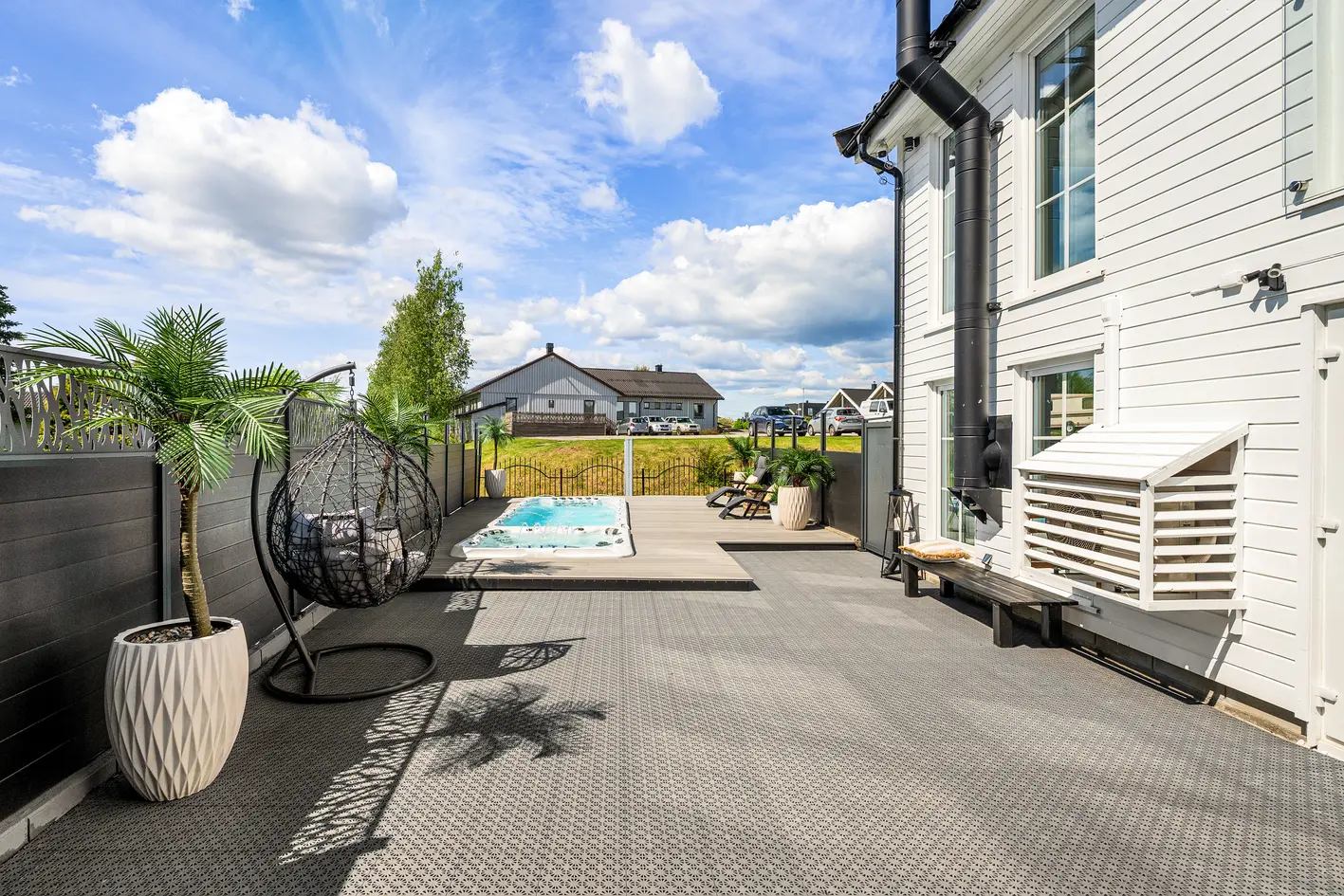 Moderne og innholdsrik enebolig. Påkostet 2019/20. 2 hybler. Basseng med jacuzzi. Solrik hage. Utekjøkken. Dobbelgarasje photo 4